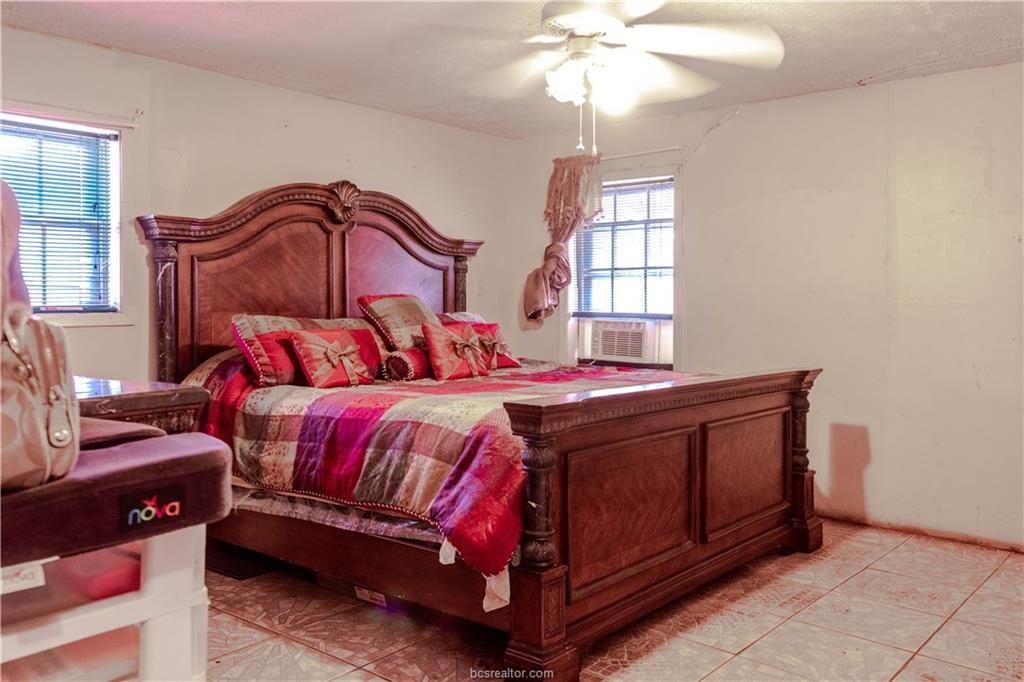 1009 W 18th St, Bryan, TX 77803